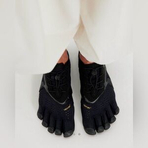 Vibram Black FiveFingers Minimalist Toe Sneakers with Yellow Accents size 39